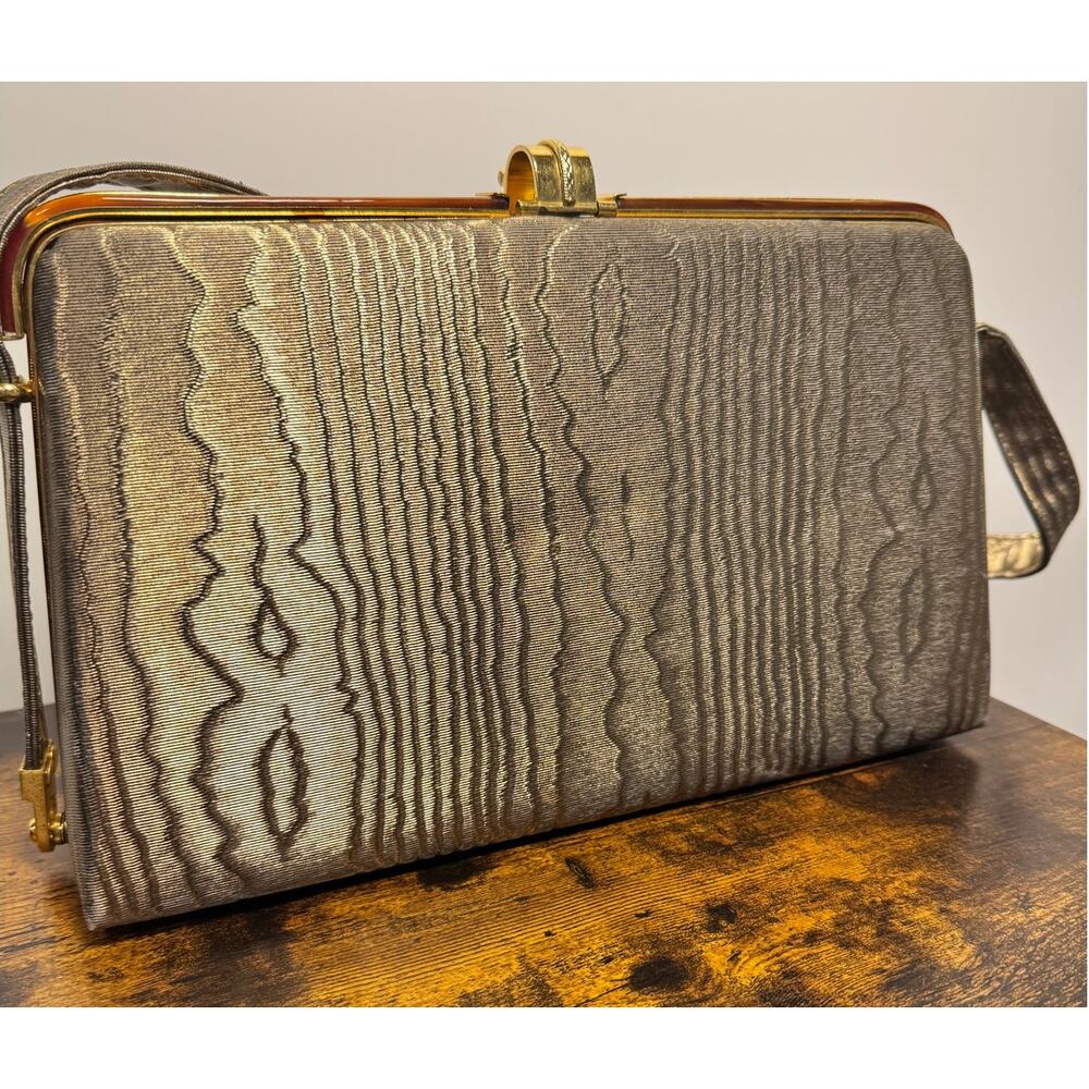 Vintage 60s Clutch Handbag With Gold Scalloped Clasp - Picture 4 of 9